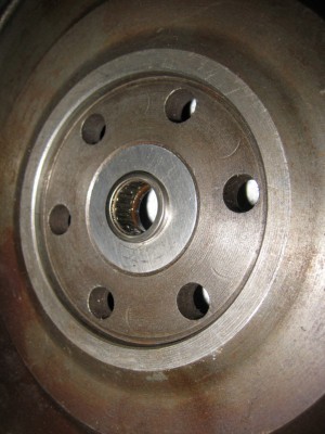 flywheel bearing holder 005 [800x600].JPG and 